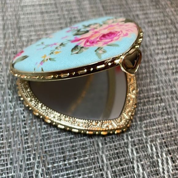 #11 Retro Floral Heart Compact Mirror - Picture 7 of 10